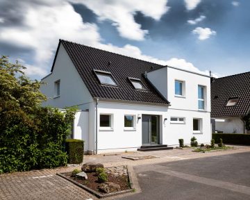 Modernes und neuwertiges Ein-oder Mehrfamilienhaus - Hausansicht Straßenseite