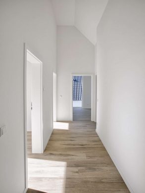 Modernes und neuwertiges Ein-oder Mehrfamilienhaus - Flur Obergeschoss